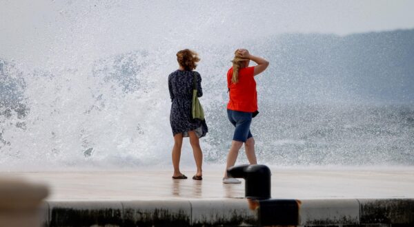 21.08.2025., Zadar - Stize najavljivana promjena vremena. U Zadru je mjestimice oblacno i puse jugo Photo: Sime Zelic/PIXSELL