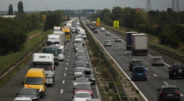 21.08.2025., Zagreb - Guzva na obilaznici zbog prometne nesrece u kojoj je sudjelovalo vise vozila. Photo: Emica Elvedji/PIXSELL