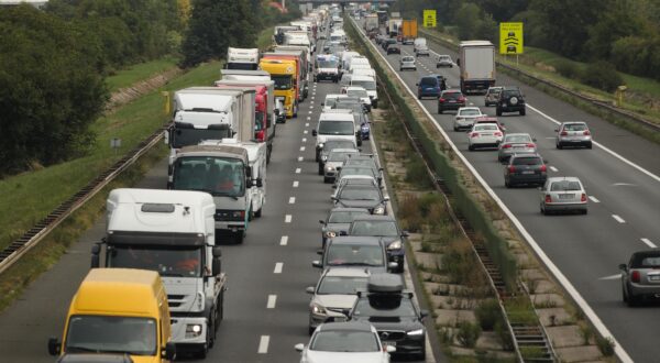 21.08.2025., Zagreb - Guzva na obilaznici zbog prometne nesrece u kojoj je sudjelovalo vise vozila. Photo: Emica Elvedji/PIXSELL