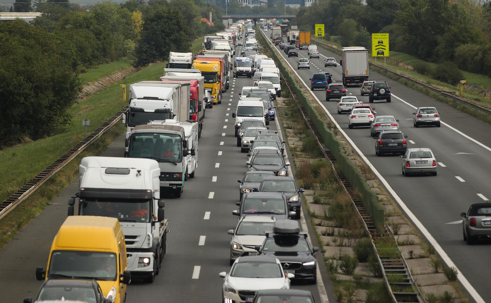 21.08.2025., Zagreb - Guzva na obilaznici zbog prometne nesrece u kojoj je sudjelovalo vise vozila. Photo: Emica Elvedji/PIXSELL