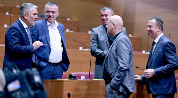 21.10.2025., Zagreb - Sabor je 7. sjednicu nastavio iznosenjem zastupnickih stajalista nakon kojih slijedi izjasnjavanje o amandmanima na Prijedlog izmjena i dopuna Drzavnog proracuna Republike Hrvatske za 2025. godinu i projekcija za 2026. i 2027. godinu. Photo: Patrik Macek/PIXSELL