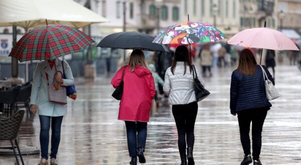 21.10.2025.., Rijeka - Kisni dan na Korzu. Photo: Nel Pavletic/PIXSELL