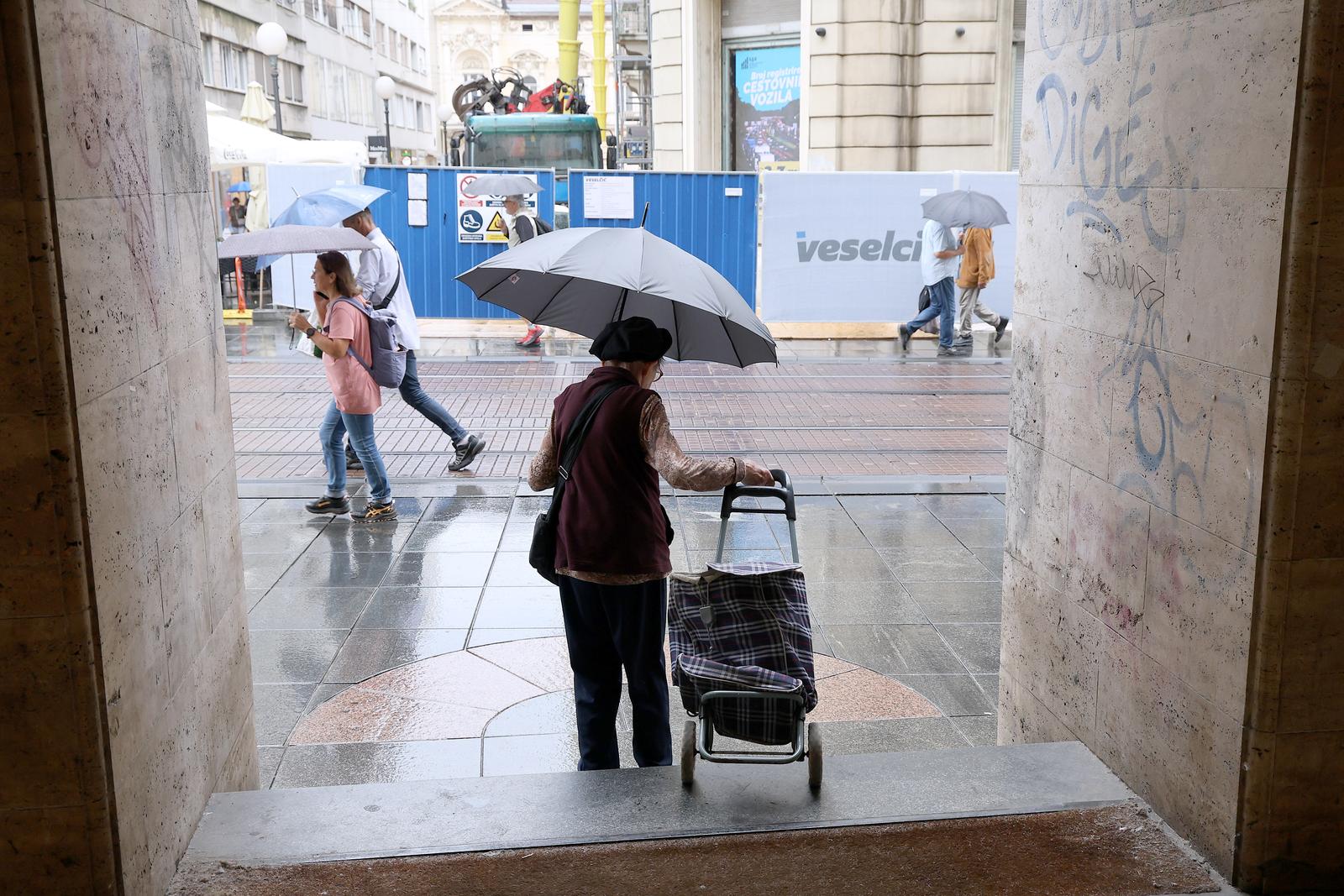 22.08.2025., Zagreb - Prema podacima Hrvatskog zavoda za mirovinsko osiguranje, u prvih sest mjeseci ove godine u mirovinu je otislo 23.317 gradjana, a njihova prosjecna mirovina iznosi 528 eura.
Prosjecni radni staz muskaraca iznosi 34 i pol godine, dok su zene ostvarile godinu i tri mjeseca manje.

 Photo: Patrik Macek/PIXSELL