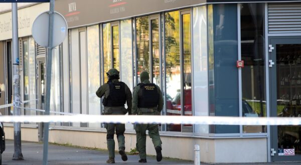 22.10.2025. Zagreb - U zagrebačkom naselju Središće, nasuprot Muzeja suvremene umjetnosti, jutros oko 10.40 sati došlo je do pucnjave. Prema prvim informacijama, napadač je nakon incidenta pobjegao i pretpostavlja se da se sklonio u jedan od obližnjih ulaza. Policija osigurava područje i traga za počiniteljem Photo: Zeljko Lukunic/PIXSELL