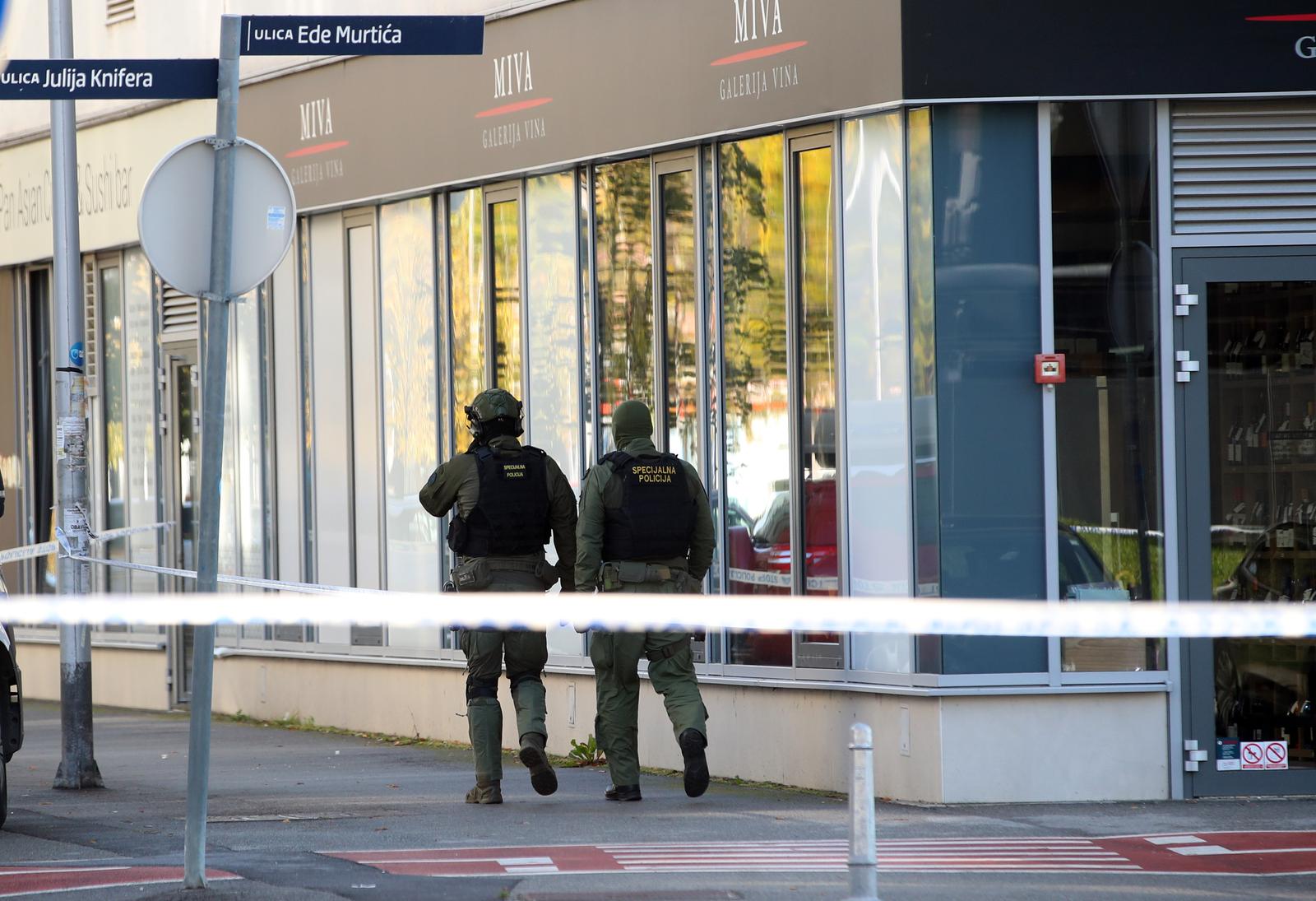 22.10.2025. Zagreb - U zagrebačkom naselju Središće, nasuprot Muzeja suvremene umjetnosti, jutros oko 10.40 sati došlo je do pucnjave. Prema prvim informacijama, napadač je nakon incidenta pobjegao i pretpostavlja se da se sklonio u jedan od obližnjih ulaza. Policija osigurava područje i traga za počiniteljem Photo: Zeljko Lukunic/PIXSELL