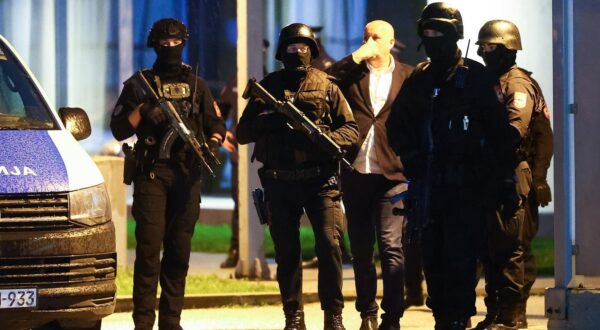 23.04.2025., Istocno Sarajevo, Bosna i Hercegovina - U Administrativni centar Vlade RS-a u Istocnom Sarajevu, gdje se trenutno nalazi predsjednik RS-a Milorad Dodik stigla je SIPA. Pripadnici SIPA-e pokusali su privesti Dodika. Pripadnici MUP-a RS su se usprotivili tome. Poznato je da je sud BiH ranije raspisao centralnu potjernicu za Dodikom, kao i za premijerom RS-a Radovanom Viskovicem i predsjednikom NSRS-a Nenadom Stevandicem. Dodik je ranije stigao u Istocnom Sarajevo, gdje ce odrzati sastanak sa gradonacelnikom i nacelnicima opcina koje cine Grad Istocno Sarajevo. Photo: Armin Durgut/PIXSELL