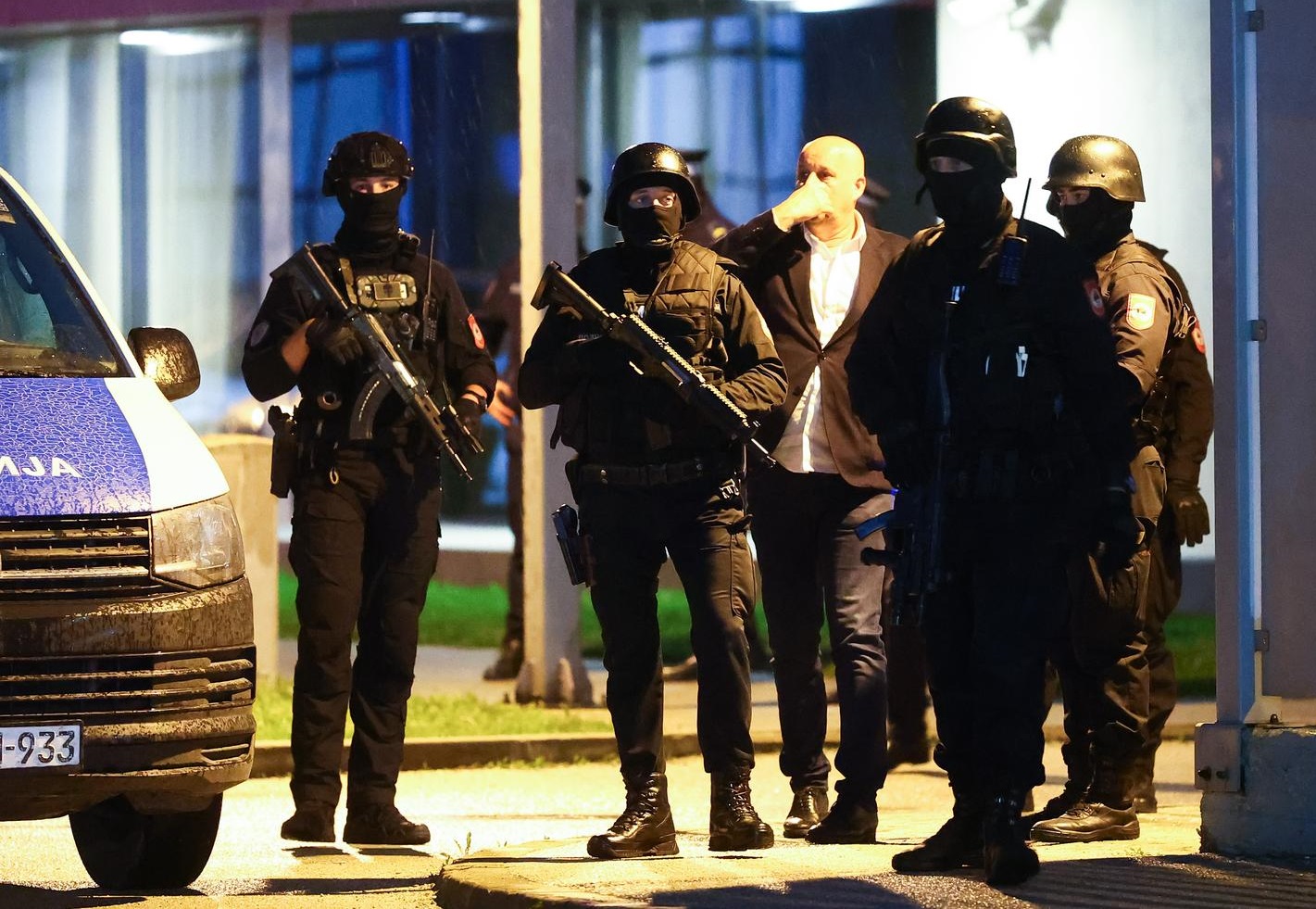 23.04.2025., Istocno Sarajevo, Bosna i Hercegovina - U Administrativni centar Vlade RS-a u Istocnom Sarajevu, gdje se trenutno nalazi predsjednik RS-a Milorad Dodik stigla je SIPA. Pripadnici SIPA-e pokusali su privesti Dodika. Pripadnici MUP-a RS su se usprotivili tome. Poznato je da je sud BiH ranije raspisao centralnu potjernicu za Dodikom, kao i za premijerom RS-a Radovanom Viskovicem i predsjednikom NSRS-a Nenadom Stevandicem. Dodik je ranije stigao u Istocnom Sarajevo, gdje ce odrzati sastanak sa gradonacelnikom i nacelnicima opcina koje cine Grad Istocno Sarajevo. Photo: Armin Durgut/PIXSELL