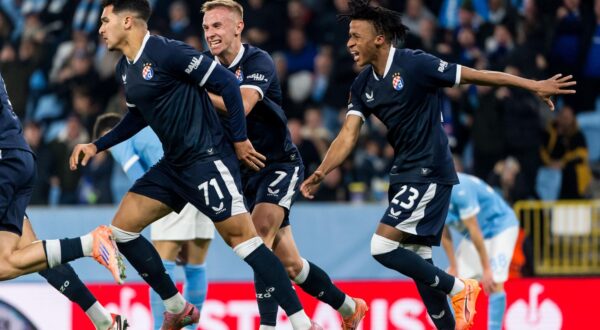 23.10.2025., Eleda stadion, Malmo, Svedska - UEFA Europska liga, grupna faza, 3. kolo, Malmo - GNK Dinamo. Nogometasi Dinama slave pogodak Cardosa Varele za izjednacenje 1:1. Monsef Bakrar, Luka Stojkovic i Cardoso Varela Photo: Christian Ornberg/PIXSELL