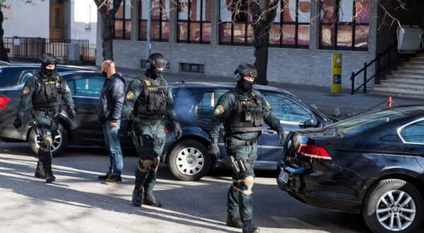 23.11.2020., Mostar, Bosna I Hercegovina - U velikoj akciji Federalne uprave policije "Inpact" privedeno je sedam osoba nakon sto je pretreseno devet lokacija na podrucju grada. Uhiceni se sumnjice za djela organiziranog kriminala poput pranja novca, iznude i otmice. rrPhoto: Denis Kapetanovic/PIXSELL