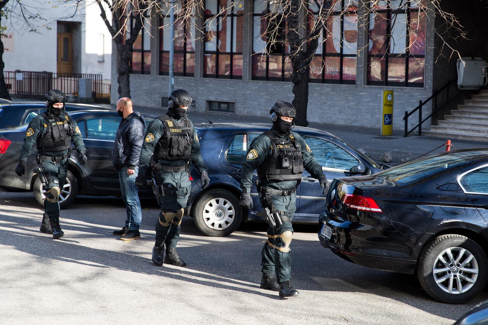 23.11.2020., Mostar, Bosna I Hercegovina - U velikoj akciji Federalne uprave policije "Inpact" privedeno je sedam osoba nakon sto je pretreseno devet lokacija na podrucju grada. Uhiceni se sumnjice za djela organiziranog kriminala poput pranja novca, iznude i otmice. rrPhoto: Denis Kapetanovic/PIXSELL
