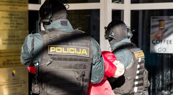 23.11.2020., Mostar, Bosna I Hercegovina - U velikoj akciji Federalne uprave policije "Inpact" privedeno je sedam osoba nakon sto je pretreseno devet lokacija na podrucju grada. Uhiceni se sumnjice za djela organiziranog kriminala poput pranja novca, iznude i otmice. rrPhoto: Denis Kapetanovic/PIXSELL