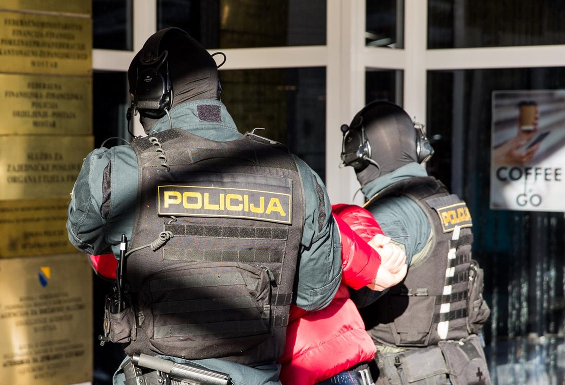 23.11.2020., Mostar, Bosna I Hercegovina - U velikoj akciji Federalne uprave policije "Inpact" privedeno je sedam osoba nakon sto je pretreseno devet lokacija na podrucju grada. Uhiceni se sumnjice za djela organiziranog kriminala poput pranja novca, iznude i otmice. rrPhoto: Denis Kapetanovic/PIXSELL