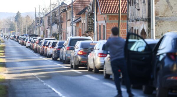 Kolona na granici s BiH