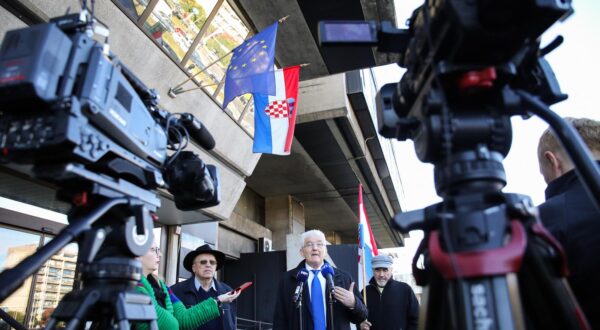 24.10.2025., Zagreb - Predsjednik BUZ-a (Blok umirovljenici zajedno) Milivoj Spika odrzao je konferenciju za medije o jos jednom rebalansu drzavnog proracuna u kojem su umirovljenici ostali "kratkih rukava".  Photo: Emica Elvedji/PIXSELL