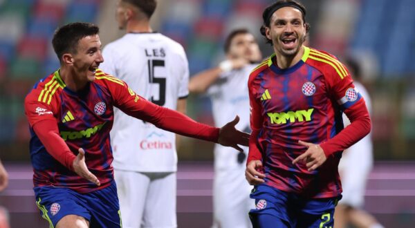 24.10.2025., Gradski stadion, Velika Gorica - SuperSport HNL, 11. kolo, HNK Gorica - HNK Hajduk. Slavlje nogoemtasa Hajduka nakon pogotka Filipa Krovinovica koji je nakon intervencije VAR-a ponisten zbog zaledja. Michele Sego i Filip Krovinovic Photo: Slavko Midzor/PIXSELL