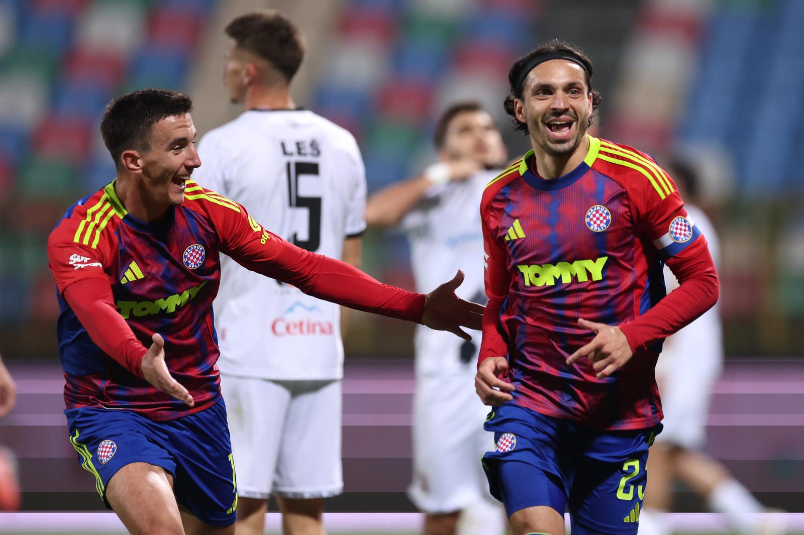 24.10.2025., Gradski stadion, Velika Gorica - SuperSport HNL, 11. kolo, HNK Gorica - HNK Hajduk. Slavlje nogoemtasa Hajduka nakon pogotka Filipa Krovinovica koji je nakon intervencije VAR-a ponisten zbog zaledja. Michele Sego i Filip Krovinovic Photo: Slavko Midzor/PIXSELL