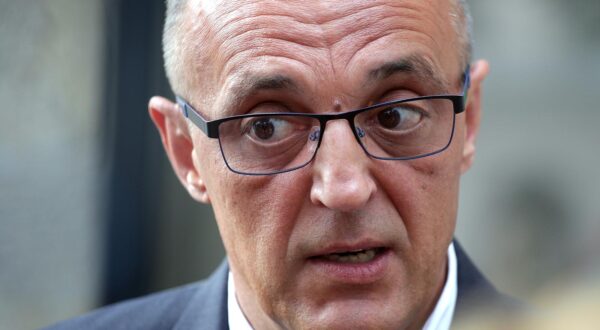 25.07.2016., Zagreb - Bivsi ministar poljoprivrede Tihomir Jakovina dao izjavu za medije ispred sredisnjice Hrvatskih suma.rPhoto: Zarko Basic/PIXSELL