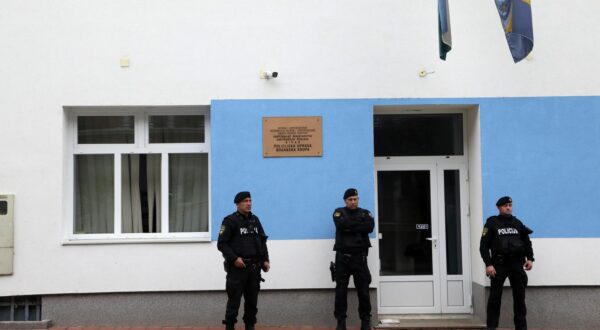 25.10.2024., Bosanska Krupa, Bosna i Hercegovina - Policijska postaja Krupa gdje e maloljetnik jednog poilicajca ubio, a drugog ranio. Photo: Edina Zuko/PIXSELL