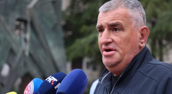 25.10.2025., Split -  Miro Bulj ispred zgrade Zuanije govorio je o odlaganju smeca na sinjskom odlagalistu Photo: Ivana Ivanovic/PIXSELL