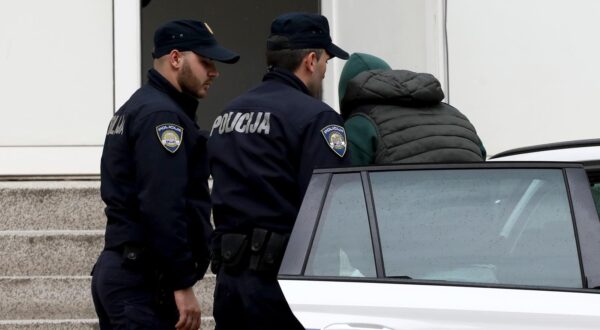 26.03.2024., Sibenik - Privodjenje jednog od osumnjicenih za napad ispred caffe bara "Delta" gdje je nasmrt pretucen 54-godisnjak. Photo: Dusko Jaramaz/PIXSELL