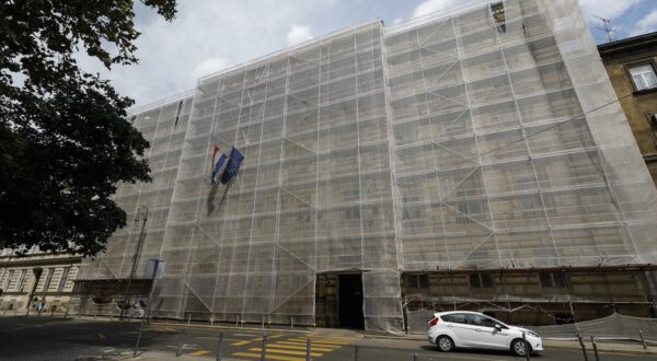 27.07.2022,Zagreb - Zgrada Vrhovnog suda RH na Zrinjevcu vec je duze vrijeme pokrivena skelama iako nitko ne obnavlja fasadu.
 Photo: Jurica Galoic/PIXSELL