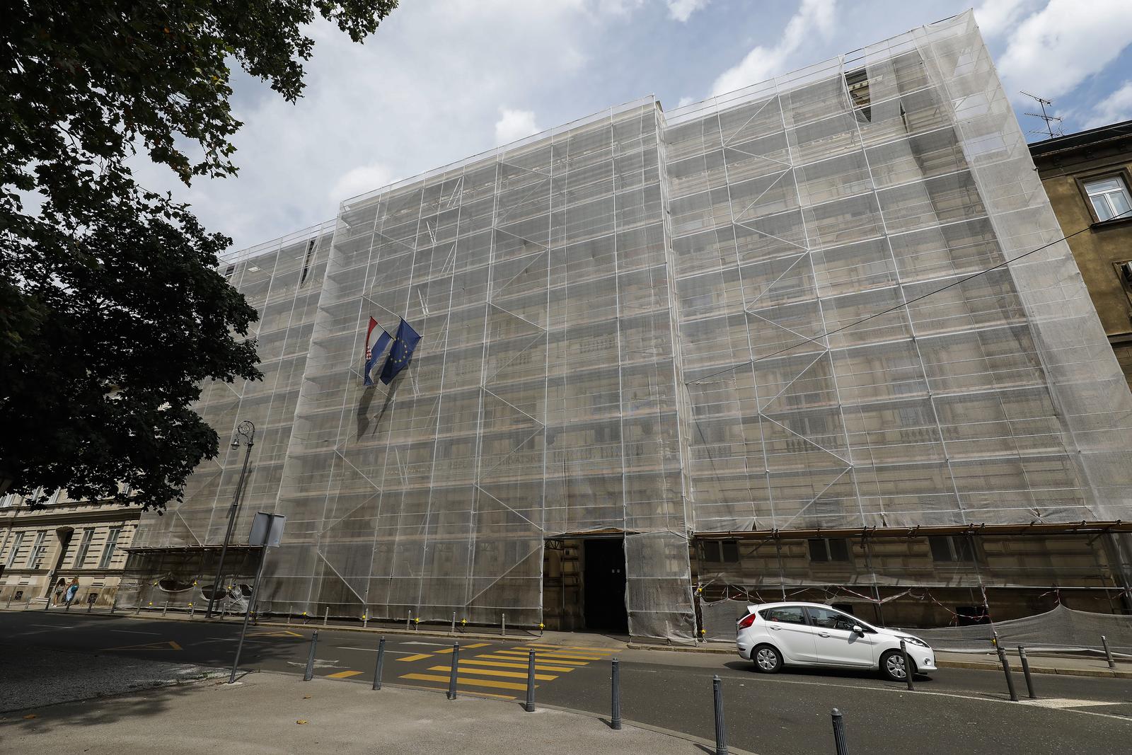 27.07.2022,Zagreb - Zgrada Vrhovnog suda RH na Zrinjevcu vec je duze vrijeme pokrivena skelama iako nitko ne obnavlja fasadu.
 Photo: Jurica Galoic/PIXSELL