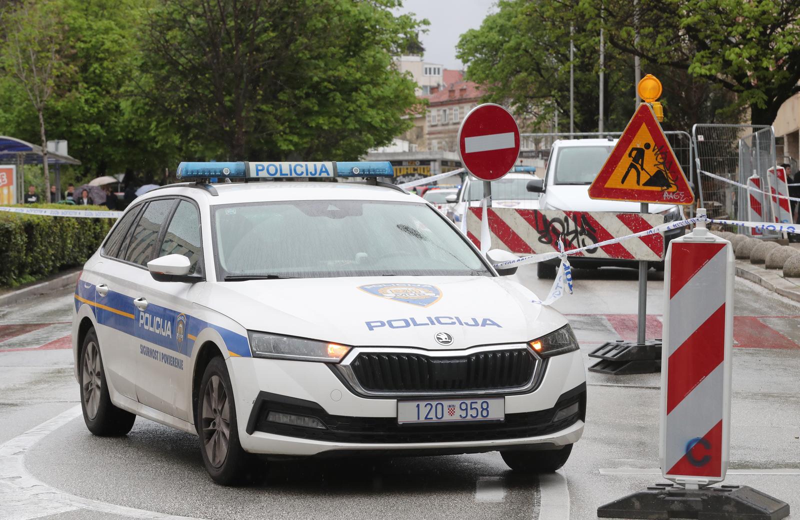 28.03.2025., Split - Nesto prije 12 sati dogodio se pokusaj pljacke u Erste banci u Gundulicevoj ulici, preko puta zgrada Opcinskog i Zupanijskog suda u Splitu. Razbojnik je navodno uzeo zastitara za taoca te je pokusao pobjeci, ali je vrlo brzo na mjesto dogadjaja stigla policija te je doslo do pucnjave. Pljačkac je ubijen. Photo: Ivo Cagalj/PIXSELL