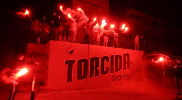 28.10.2017., Split - Ra raznim gradskim lokacijama veceras tocno u ponoc se uz bengalke i pjesmu slavi 67. rodjendan Torcide. Torcida Mejasi obiljezila je to i novim grafitom na Vukovarskoj ulici. Photo: Ivo Cagalj/PIXSELL"n