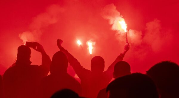 28.10.2020., Split - Torcida je nastavila proslavu svog 70. rodendana bakljadom na Pjaci u 19:50 sati, a potom i korteom gradskim ulicama.rPhoto: Miroslav Lelas/PIXSELL