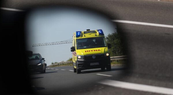 30.07.2021., Zagreb - Vozilo Hitne pomoci pod rotacijom hitno prolazi ulicom SR Njemacke a vozaci postuju prednost prolaska Hitne te se pomicu sa strane,Photo:Zeljko Lukunic /PIXSELL