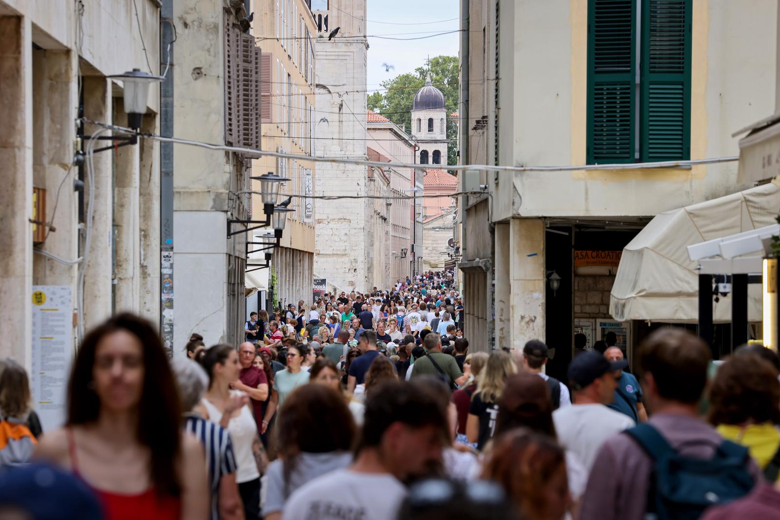 30.08.2025., Zadar - Subotnje prijepodne mnogi turisti su proveli u razgledavanju grada unatoc oblacnom i tmurnom vremenu Photo: Sime Zelic/PIXSELL