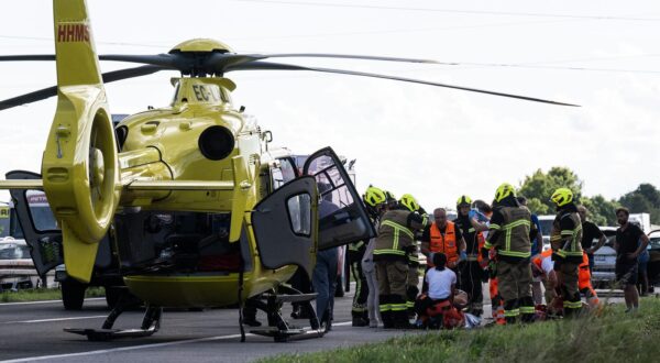 31.08.2025., Sveti Ivan Zelina - Na autocesti A4 u smjeru Zagreba dogodila se prometna nesreca u kojoj su sudjelovali automobil i motocikl. Na mjesto nesrece stigao je helikopter hitne medicinske sluzbe te je jedna osoba prevezena.  Photo: Davor Puklavec/PIXSELL