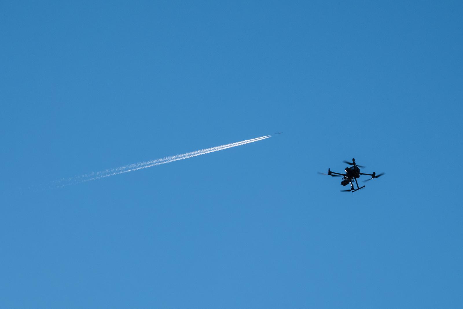 FRANCE, GIRONDE (33), COUTRAS, MAVIC M300 SURVEILLANCE DRONE FLOWN OVER BY A HIGH-ALTITUDE AIRLINER PLANE Photo by Thierry Grun/Only France/ABACAPRESS.COM Photo: Grun Thierry/Only France/ABACA/ABACA