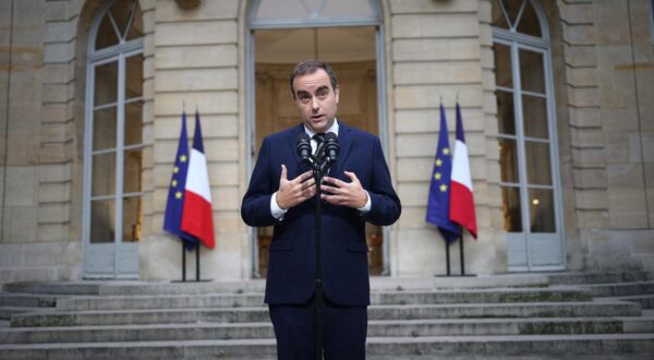 Le premier ministre Sébastien Lecornu fait une déclaration à Matignon lors de ses consultations pour la composition de son gouvernement le 3 octobre 2025. © Rphaël Lafargue / Bestimage French Prime Minister Sebastien Lecornu pictured during a declaration at Hotel de Matignon in Paris, France on October 3 2025. Photo: Raphael Lafargue / Pool / Bestimage/BESTIMAGE