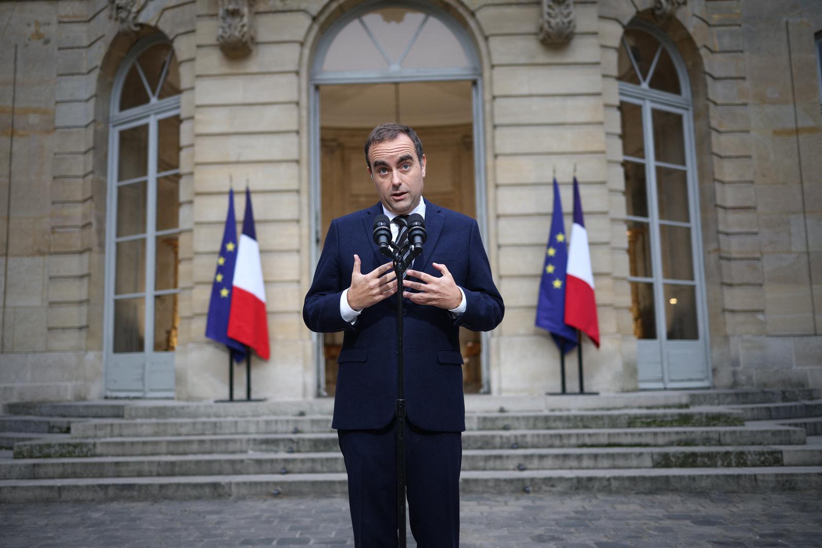 Le premier ministre Sébastien Lecornu fait une déclaration à Matignon lors de ses consultations pour la composition de son gouvernement le 3 octobre 2025. © Rphaël Lafargue / Bestimage French Prime Minister Sebastien Lecornu pictured during a declaration at Hotel de Matignon in Paris, France on October 3 2025. Photo: Raphael Lafargue / Pool / Bestimage/BESTIMAGE