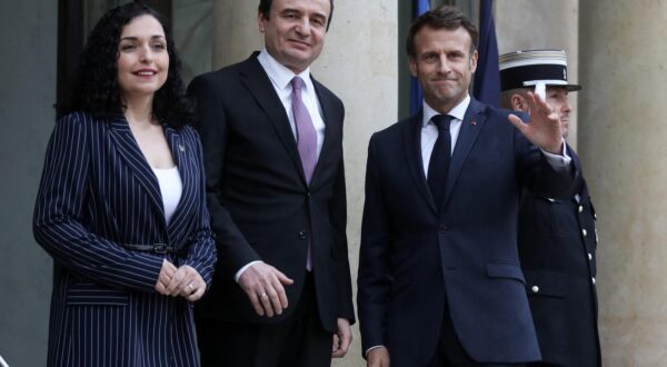 Le président de la République française, Emmanuel Macron reçoit la présidente de la République du Kosovo, Vjosa Osmani et le Premier ministre de la République du Kosovo, Albin Kurti, pour un entretien au palais de l'Elysée à Paris, France, le 10 novembre 2022. © Stéphane Lemouton/Bestimage French President Emmanuel Macron receives President of Kosovo Vjosa Osmani and and Prime Minister of the Republic of Kosovo Albin Kurti at the Elysee Palace in Paris, France on November 10, 2022. Photo: Stephane Lemouton / Bestimage/BESTIMAGE