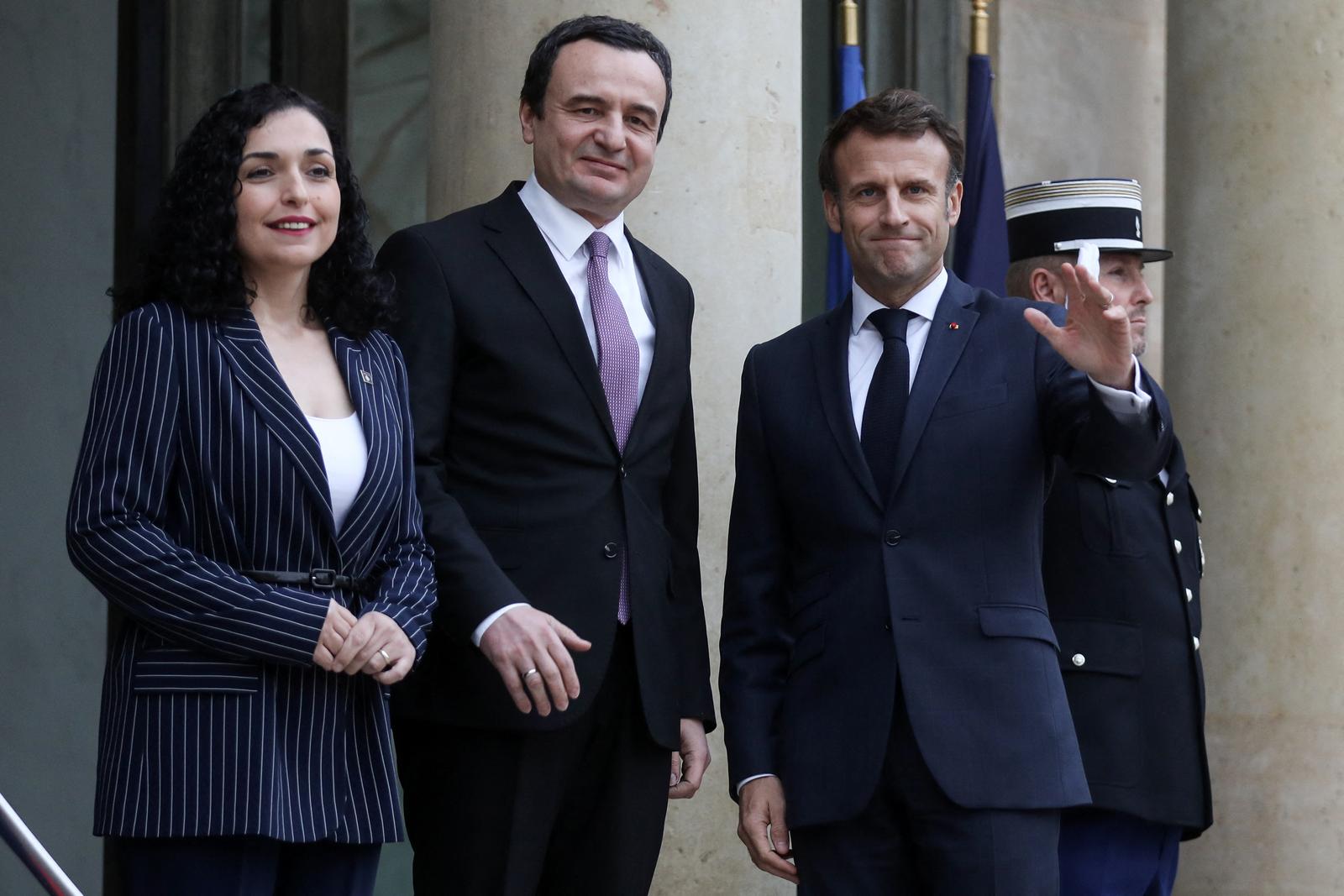 Le président de la République française, Emmanuel Macron reçoit la présidente de la République du Kosovo, Vjosa Osmani et le Premier ministre de la République du Kosovo, Albin Kurti, pour un entretien au palais de l'Elysée à Paris, France, le 10 novembre 2022. © Stéphane Lemouton/Bestimage French President Emmanuel Macron receives President of Kosovo Vjosa Osmani and and Prime Minister of the Republic of Kosovo Albin Kurti at the Elysee Palace in Paris, France on November 10, 2022. Photo: Stephane Lemouton / Bestimage/BESTIMAGE