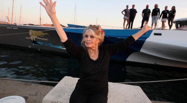 Info - Après 10 ans d'actions en mer, le trimaran "Brigitte-Bardot" quitte la flotte Sea Shepherd - Exclusif - Prix Spécial - No Web No Blog - Brigitte Bardot pose avec l'équipage de Brigitte Bardot Sea Shepherd, le célèbre trimaran d'intervention de l'organisation écologiste, sur le port de Saint-Tropez, le 26 septembre 2014 en escale pour 3 jours à deux jours de ses 80 ans. Cela fait au moins dix ans qu'elle n'est pas apparue en public sur le port tropézien. Exclusive - For Germany Call For Price - No Web No Blog Use - Brigitte Bardot pictured with the Brigitte Bardot Sea Shepherd vessel, the famous intervention of the ecologist organization's trimaran, on the Saint-Tropez harbour, on September 26, 2014, in stopover for 3 days two before her 80 years birthday. It has been at least ten years since she appeared in public on the Saint-Tropez harbour.