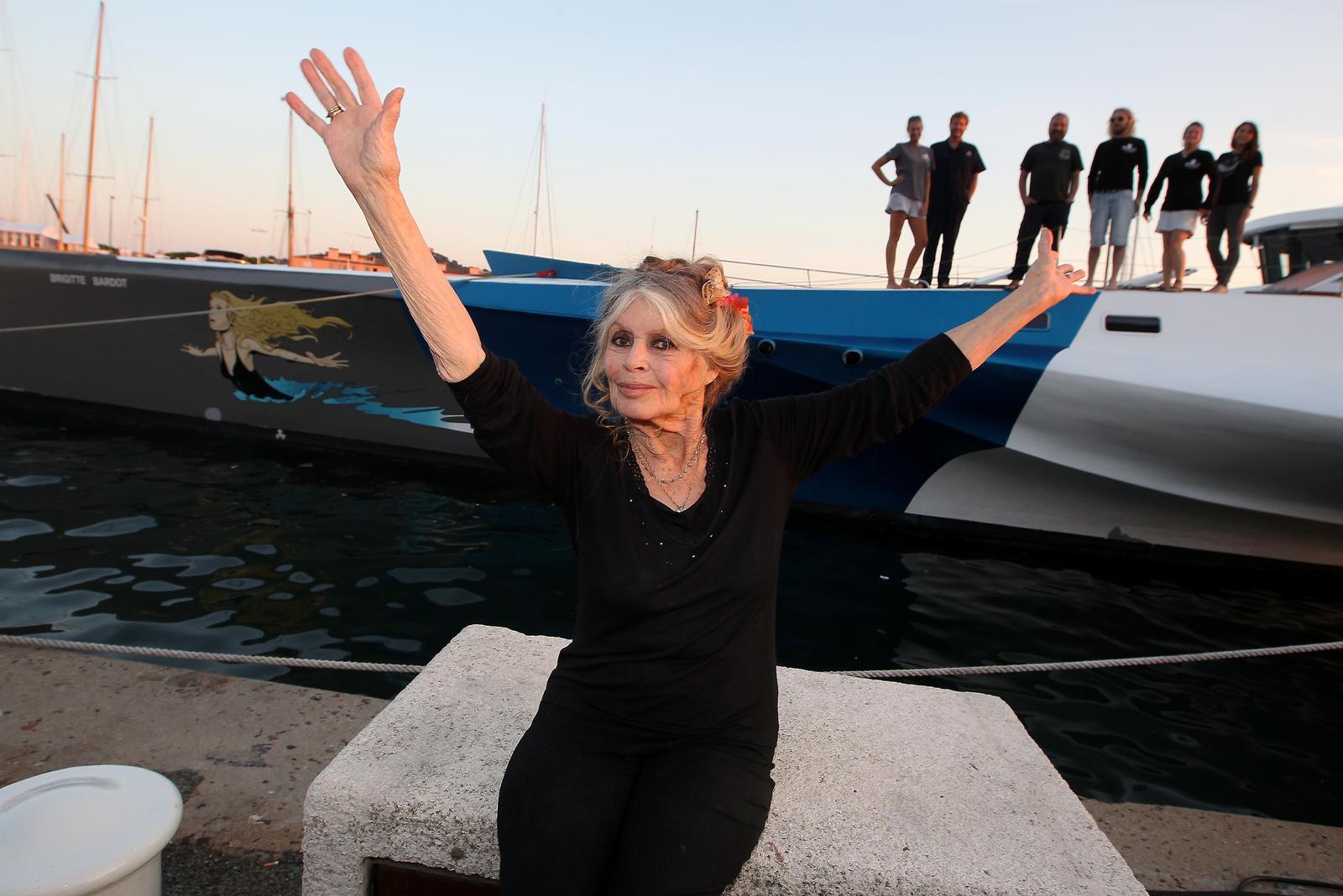 Info - Après 10 ans d'actions en mer, le trimaran "Brigitte-Bardot" quitte la flotte Sea Shepherd - Exclusif - Prix Spécial - No Web No Blog - Brigitte Bardot pose avec l'équipage de Brigitte Bardot Sea Shepherd, le célèbre trimaran d'intervention de l'organisation écologiste, sur le port de Saint-Tropez, le 26 septembre 2014 en escale pour 3 jours à deux jours de ses 80 ans. Cela fait au moins dix ans qu'elle n'est pas apparue en public sur le port tropézien. Exclusive - For Germany Call For Price - No Web No Blog Use - Brigitte Bardot pictured with the Brigitte Bardot Sea Shepherd vessel, the famous intervention of the ecologist organization's trimaran, on the Saint-Tropez harbour, on September 26, 2014, in stopover for 3 days two before her 80 years birthday. It has been at least ten years since she appeared in public on the Saint-Tropez harbour.