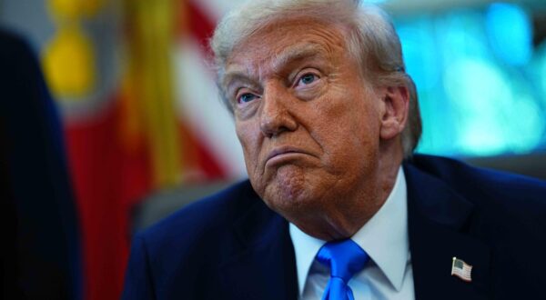 United States President Donald J Trump speaks to the media in the Oval Office of the White House in Washington, DC, USA, on Friday, September 19, 2025. In his remarks the President discussed the looming government shutdown and his two hour discussion with President Xi of China concerning Tik Tok. © PPS/Bestimage Photo: Photo Press Service / BESTIMAGE/BESTIMAGE