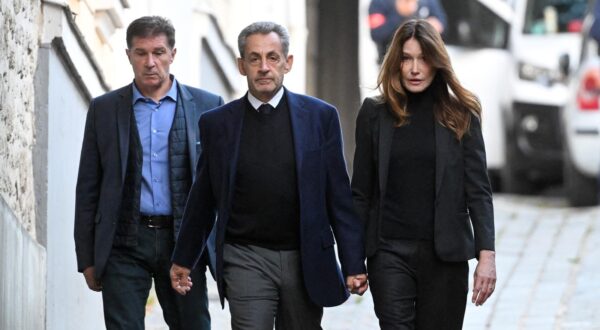 Nicolas Sarkozy, accompagné de sa femme Carla Bruni, sort de son domicile pour être incarcéré à la prison de La Santé à Paris, France, le 21 octobre 2025., où il purgera une peine de cinq ans de prison après avoir été reconnu coupable d'association de malfaiteurs en lien avec un projet de financement de la campagne électorale de 2007 de l'ancien dictateur libyen Mouammar Kadhafi. Nicolas Sarkozy, qui a connu de nombreux ennuis judiciaires depuis sa défaite à la réélection en 2012, sera incarcéré le 21 octobre 2025 pour un projet visant à obtenir des fonds libyens pour sa campagne présidentielle victorieuse de 2007, devenant ainsi le premier ancien dirigeant d'un pays de l'Union européenne à purger une peine de prison. L'ancien dirigeant français a fait appel du verdict et dénoncé une "injustice". © Bestimage Nicolas Sarkozy, accompanied by his wife Carla Bruni, leaves his home to be incarcerated at La Santé Prison in Paris, France, on October 21, 2025, where he will serve a five-year prison sentence after being convicted of criminal conspiracy in connection with a scheme to finance the 2007 election campaign of former Libyan dictator Muammar Gaddafi. Nicolas Sarkozy, who has faced numerous legal troubles since his re-election defeat in 2012, will be incarcerated on October 21, 2025, for a scheme to secure Libyan funds for his successful 2007 presidential campaign, becoming the first former leader of a European Union country to serve a prison sentence. The former French leader appealed the verdict and denounced it as an "injustice." © Bestimage Photo: AGENCE / BESTIMAGE/BESTIMAGE