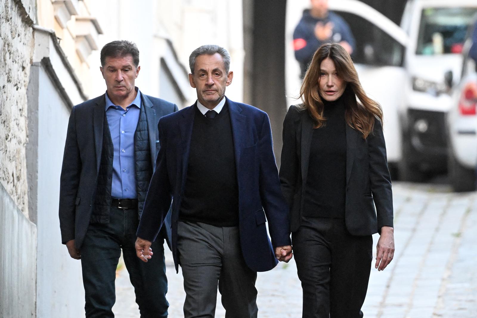 Nicolas Sarkozy, accompagné de sa femme Carla Bruni, sort de son domicile pour être incarcéré à la prison de La Santé à Paris, France, le 21 octobre 2025., où il purgera une peine de cinq ans de prison après avoir été reconnu coupable d'association de malfaiteurs en lien avec un projet de financement de la campagne électorale de 2007 de l'ancien dictateur libyen Mouammar Kadhafi. Nicolas Sarkozy, qui a connu de nombreux ennuis judiciaires depuis sa défaite à la réélection en 2012, sera incarcéré le 21 octobre 2025 pour un projet visant à obtenir des fonds libyens pour sa campagne présidentielle victorieuse de 2007, devenant ainsi le premier ancien dirigeant d'un pays de l'Union européenne à purger une peine de prison. L'ancien dirigeant français a fait appel du verdict et dénoncé une "injustice". © Bestimage Nicolas Sarkozy, accompanied by his wife Carla Bruni, leaves his home to be incarcerated at La Santé Prison in Paris, France, on October 21, 2025, where he will serve a five-year prison sentence after being convicted of criminal conspiracy in connection with a scheme to finance the 2007 election campaign of former Libyan dictator Muammar Gaddafi. Nicolas Sarkozy, who has faced numerous legal troubles since his re-election defeat in 2012, will be incarcerated on October 21, 2025, for a scheme to secure Libyan funds for his successful 2007 presidential campaign, becoming the first former leader of a European Union country to serve a prison sentence. The former French leader appealed the verdict and denounced it as an "injustice." © Bestimage Photo: AGENCE / BESTIMAGE/BESTIMAGE