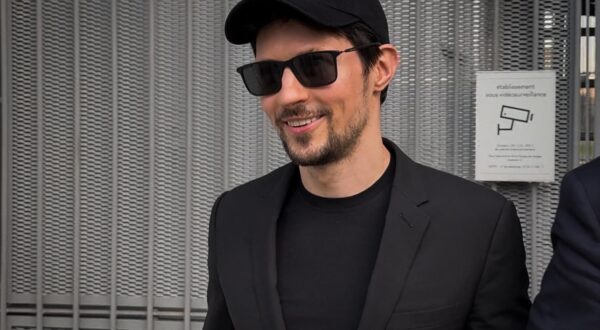 Le fondateur de Telegram Pavel Durov entouré de ses avocats à la sortie du tribunal de Paris lundi soir ou il a été intérrogé par les juges, le 28 juillet 2025. © Yehiel Chekroune - Julien Sarkissian / Bestimage Telegram founder Pavel Durov surrounded by his lawyers as he leaves the Paris courthouse on Monday evening where he was questioned by judges, July 28, 2025. Photo: Chekroune / Sarkissian / Bestimage/BESTIMAGE