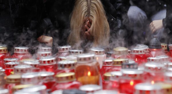 Slovenija, Novo mesto, 26.10.2025, 26. oktober 2025
Ljudje prižigajo sveče v spomin moškega ki je umrl pred lokalom patriot, družba,
Foto: Borut Živulović/F.A.Bobo Photo: BORUT ŽIVULOVIĆ/F.A. BOBO
