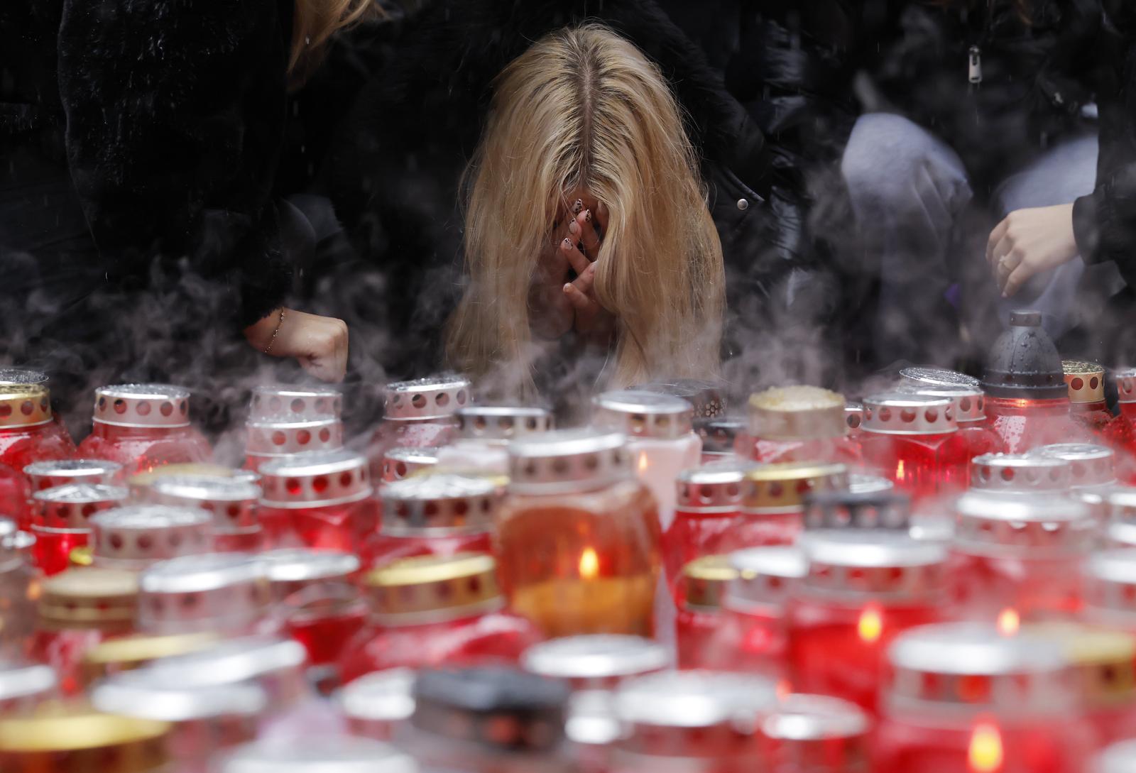 Slovenija, Novo mesto, 26.10.2025, 26. oktober 2025
Ljudje prižigajo sveče v spomin moškega ki je umrl pred lokalom patriot, družba,
Foto: Borut Živulović/F.A.Bobo Photo: BORUT ŽIVULOVIĆ/F.A. BOBO