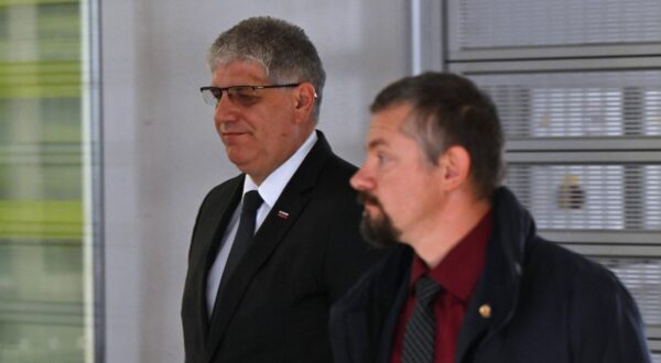 Slovenija, Ljubljana, 25.10.2025, 25. oktober 2025 
Izredni sestanek vlade zaradi umora v novem mestu. Družba, Robert Golob, Andreja Katič, Miodrag Djordjevič, Damjan Petrič, Luka Mesec, Boštjan Jeglič, Boštjan Poklukar, Vojko Volk, Andrej Rajh, Boštjan Pavlin
Foto:Žiga Živulović jr./F.A.Bobo Photo: Žiga Živulović jr./F.A. BOBO