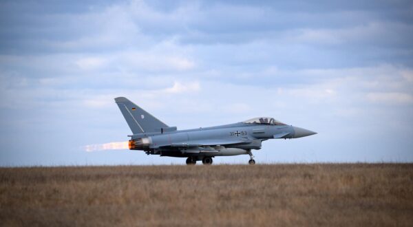 05 December 2023, Romania, Constanta: A German Eurofighter takes off from Mihail Kogalniceanu airfield near Constanta (Romania). The German Air Force is currently supporting NATO member Romania with Eurofighter combat aircraft and a defense system against small unmanned aerial vehicles in the NATO program "Enhanced Air Policing South". The Bundeswehr contingent consists of a total of 150 soldiers. Photo: Bernd von Jutrczenka/dpa Photo: Bernd Von Jutrczenka/DPA