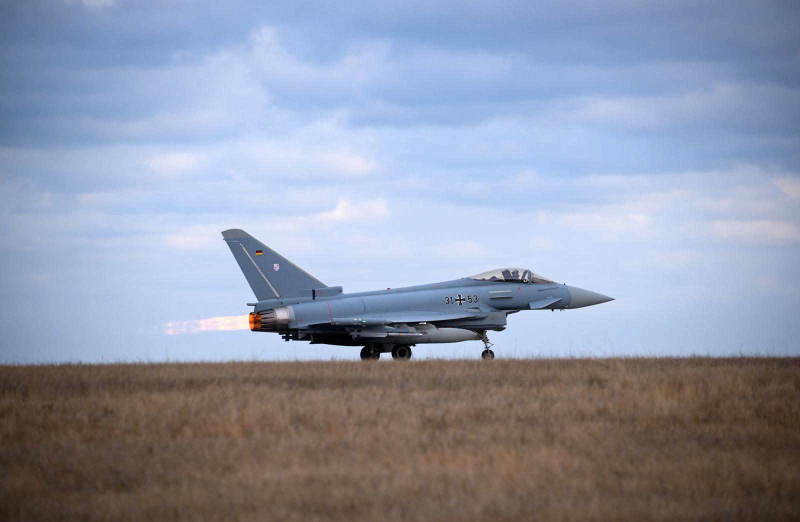05 December 2023, Romania, Constanta: A German Eurofighter takes off from Mihail Kogalniceanu airfield near Constanta (Romania). The German Air Force is currently supporting NATO member Romania with Eurofighter combat aircraft and a defense system against small unmanned aerial vehicles in the NATO program "Enhanced Air Policing South". The Bundeswehr contingent consists of a total of 150 soldiers. Photo: Bernd von Jutrczenka/dpa Photo: Bernd Von Jutrczenka/DPA