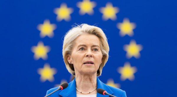 06 October 2025, France, Straßburg: Ursula von der Leyen (CDU), President of the European Commission, stands in the European Parliament building and speaks. The four-day plenary session of the European Parliament in Strasbourg begins. Among other things, MEPs will debate two motions of censure against the EU Commission, with the participation of Commission President von der Leyen. The vote will take place on Thursday. There will also be a debate on the revision of the visa suspension mechanism. Photo: Philipp von Ditfurth/dpa Photo: Philipp von Ditfurth/DPA