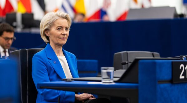 06 October 2025, France, Straßburg: Ursula von der Leyen (CDU), President of the European Commission, sits in the European Parliament building. The four-day plenary session of the European Parliament in Strasbourg begins. Among other things, MEPs will debate two motions of censure against the EU Commission, with the participation of Commission President von der Leyen. The vote will take place on Thursday. There will also be a debate on the revision of the visa suspension mechanism. Photo: Philipp von Ditfurth/dpa Photo: Philipp von Ditfurth/DPA